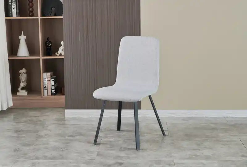 Chaise de salle à manger moderne avec revêtement en tissu gris clair et piètement en métal noir
