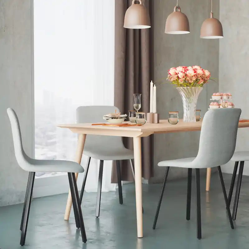 Chaise de salle à manger moderne avec revêtement en tissu gris clair et piètement en métal noir