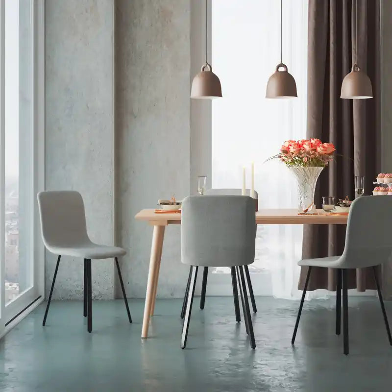 Chaise de salle à manger moderne avec revêtement en tissu gris clair et piètement en métal noir
