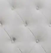 Lit capitonné à oreilles en velours gris avec des clous décoratifs et des boutons touffus